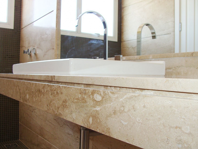 столешница из бежевого мрамора